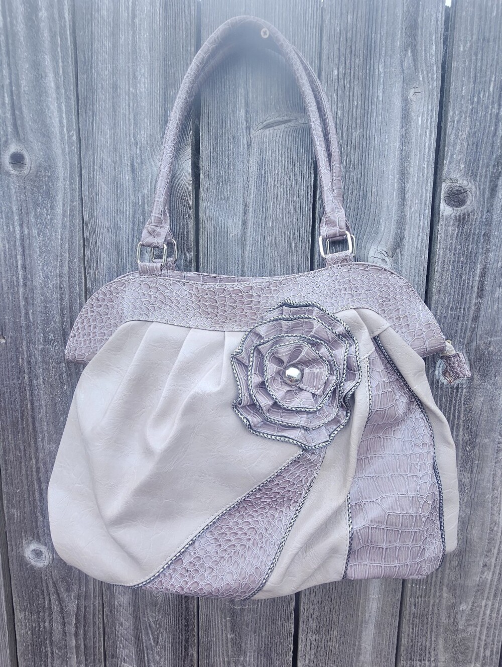 vintage-style patchwork shoulder handbag.